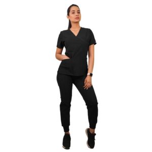CONJUNTO ANTIFLUIDO TRADICIONAL NEGRO, CON JOGGER.