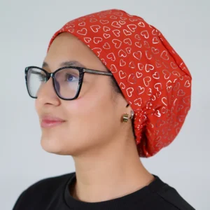 GORRO CLINICO. ROJO ESTAMPADO CORAZÓN-PLATEADO. ART. 400-65